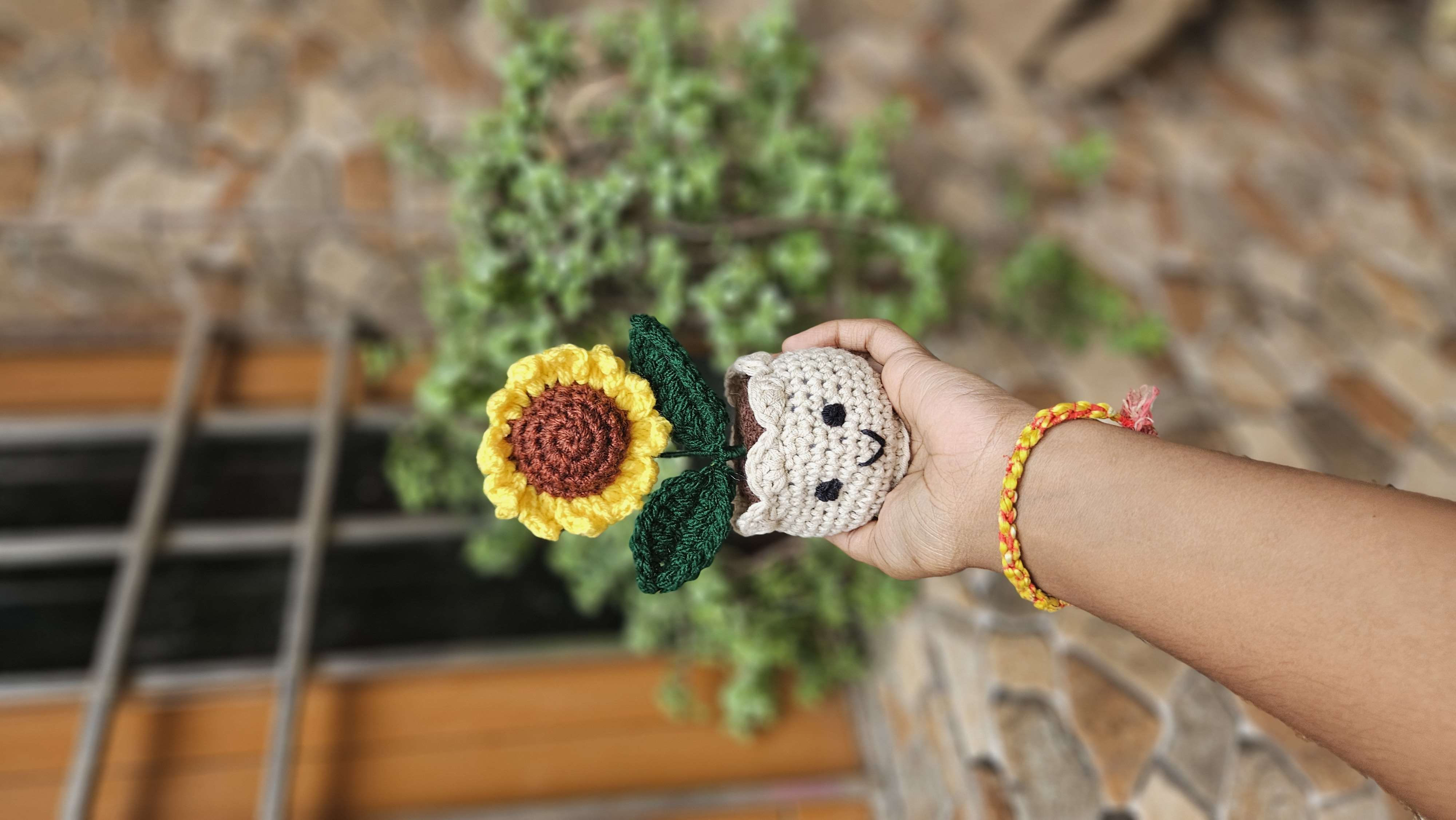 Basic sunflower pot with smile