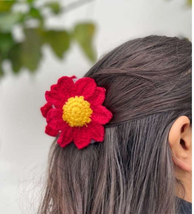 Red Daisy Clutcher