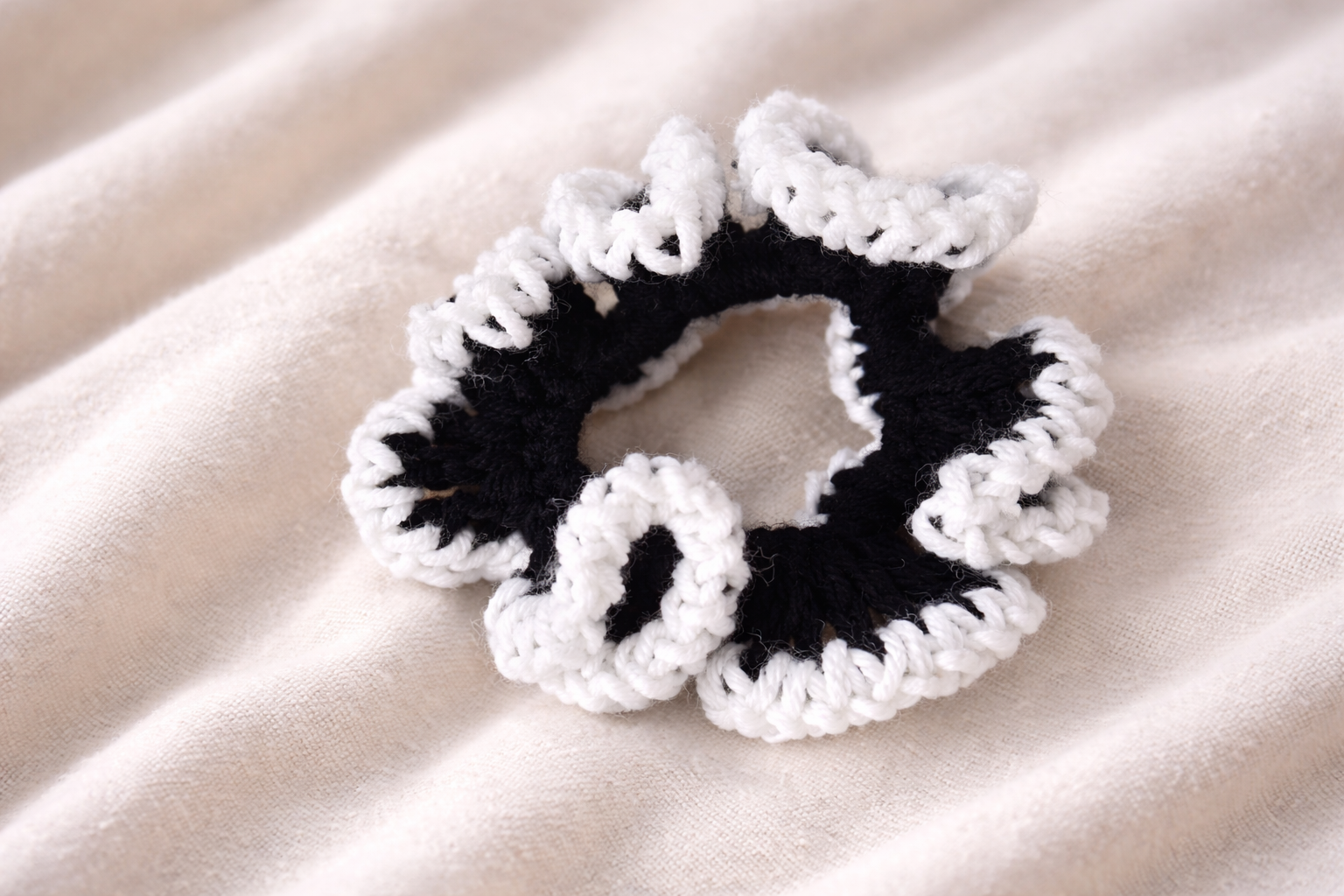 Scrunchies (Black n white)