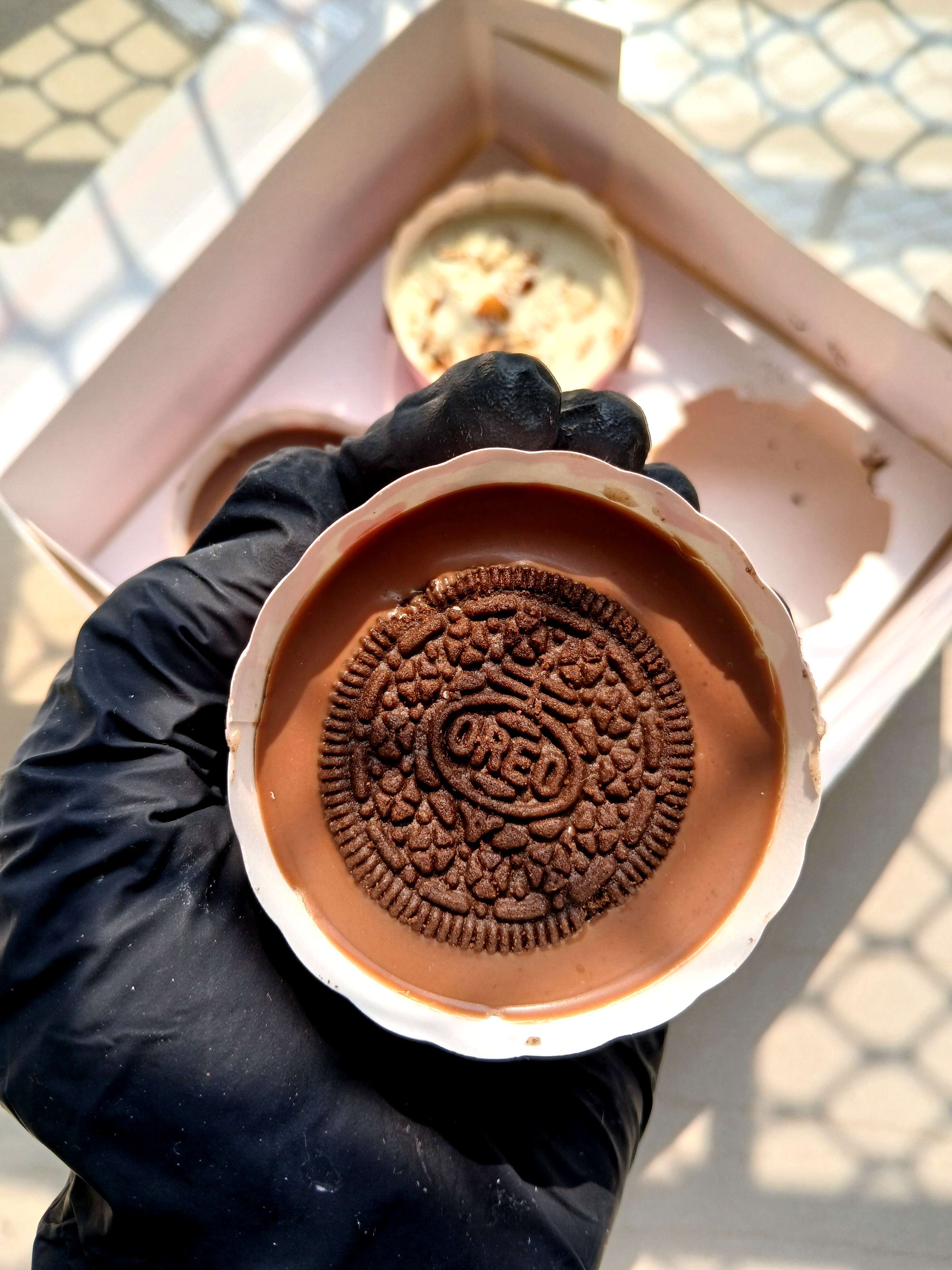Cookies n' Cream w/ Milk chocolate disc (BOX OF 4)