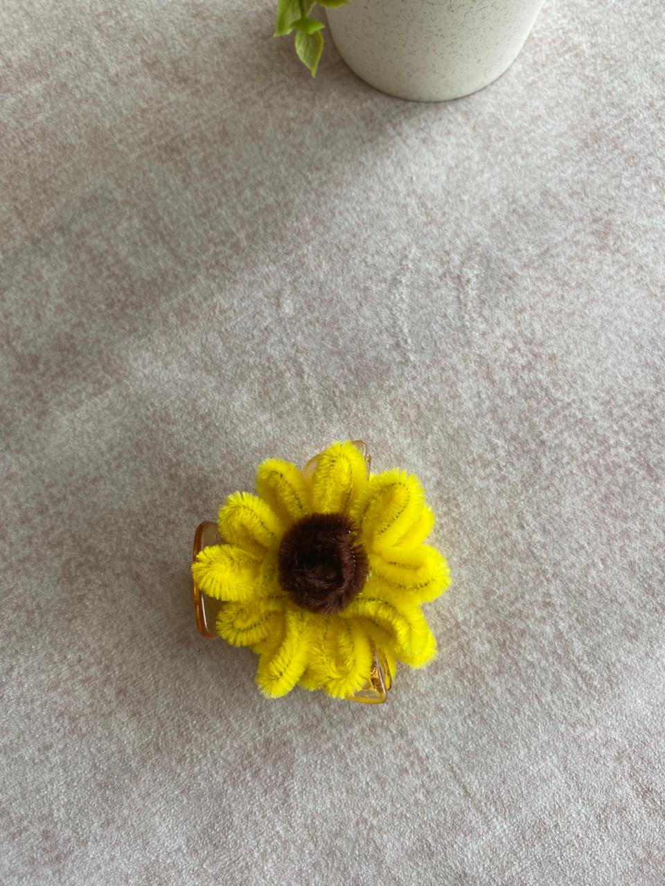 Small Sunflower Hair Clutcher