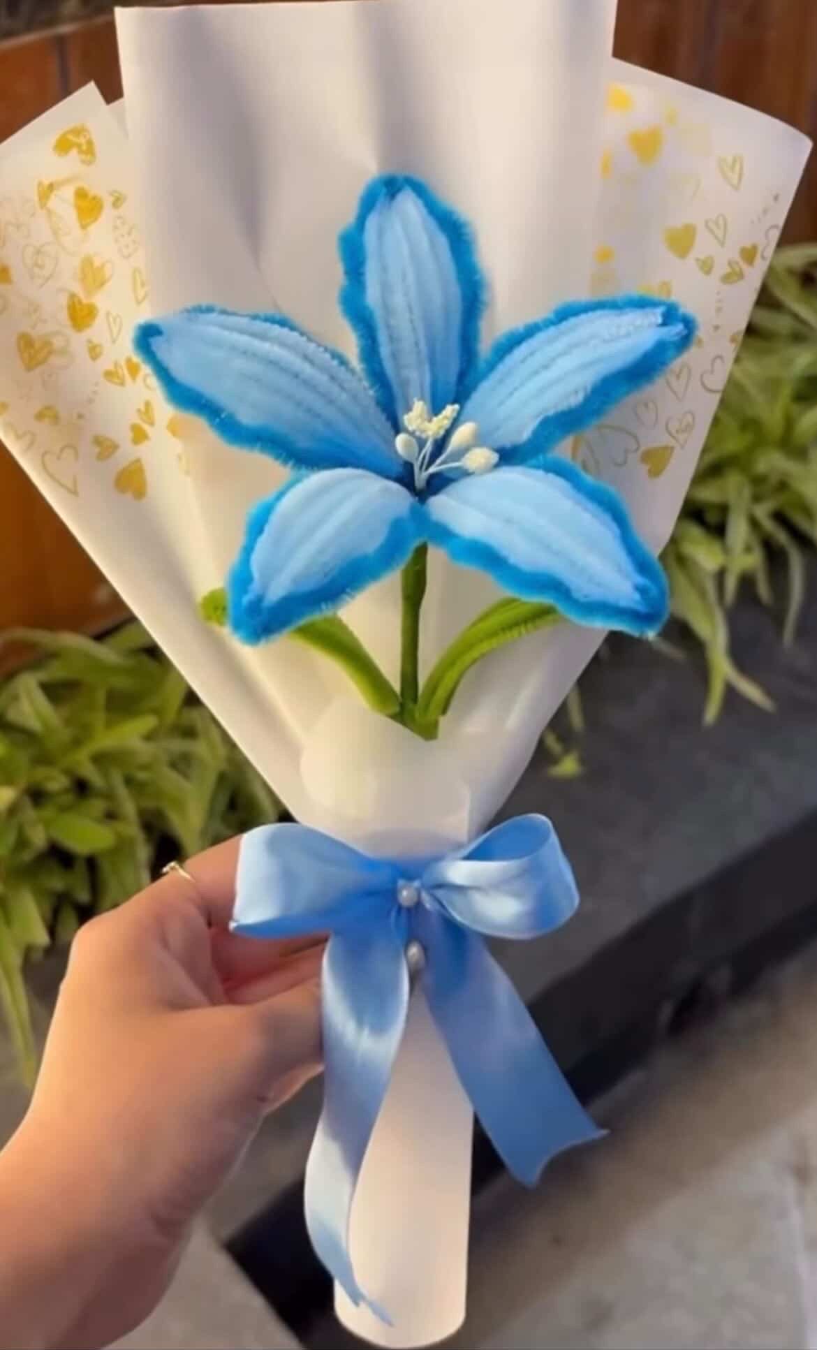 Single lily boquet