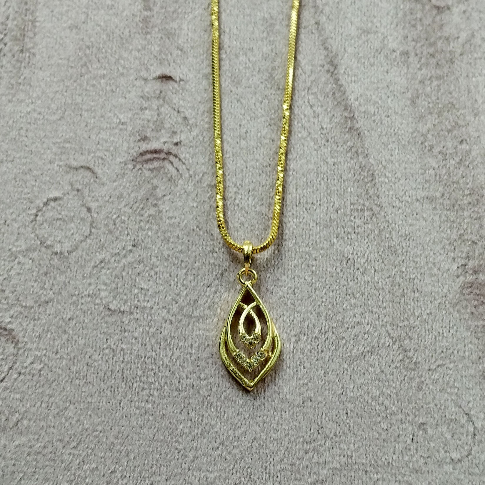 Gold Teardrop Pendant Necklace