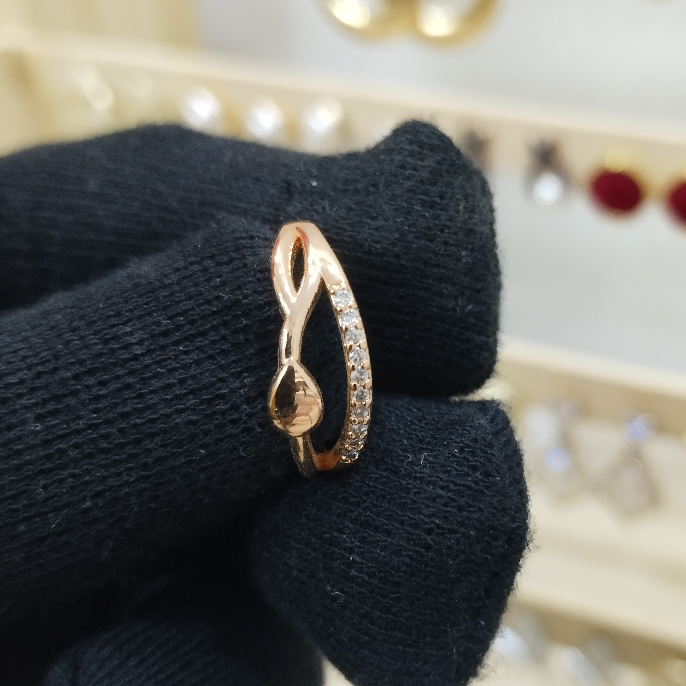 Goldy Diamond Twist Ring