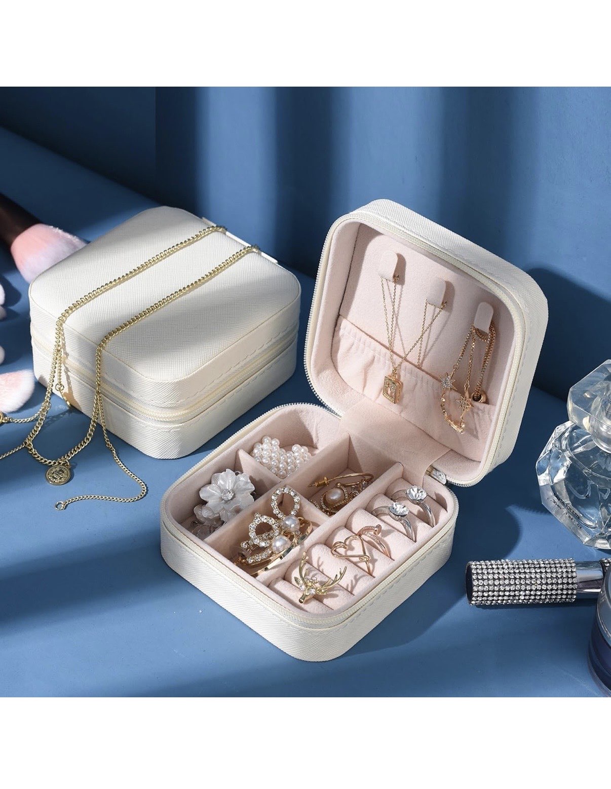 White jewellery organiser
