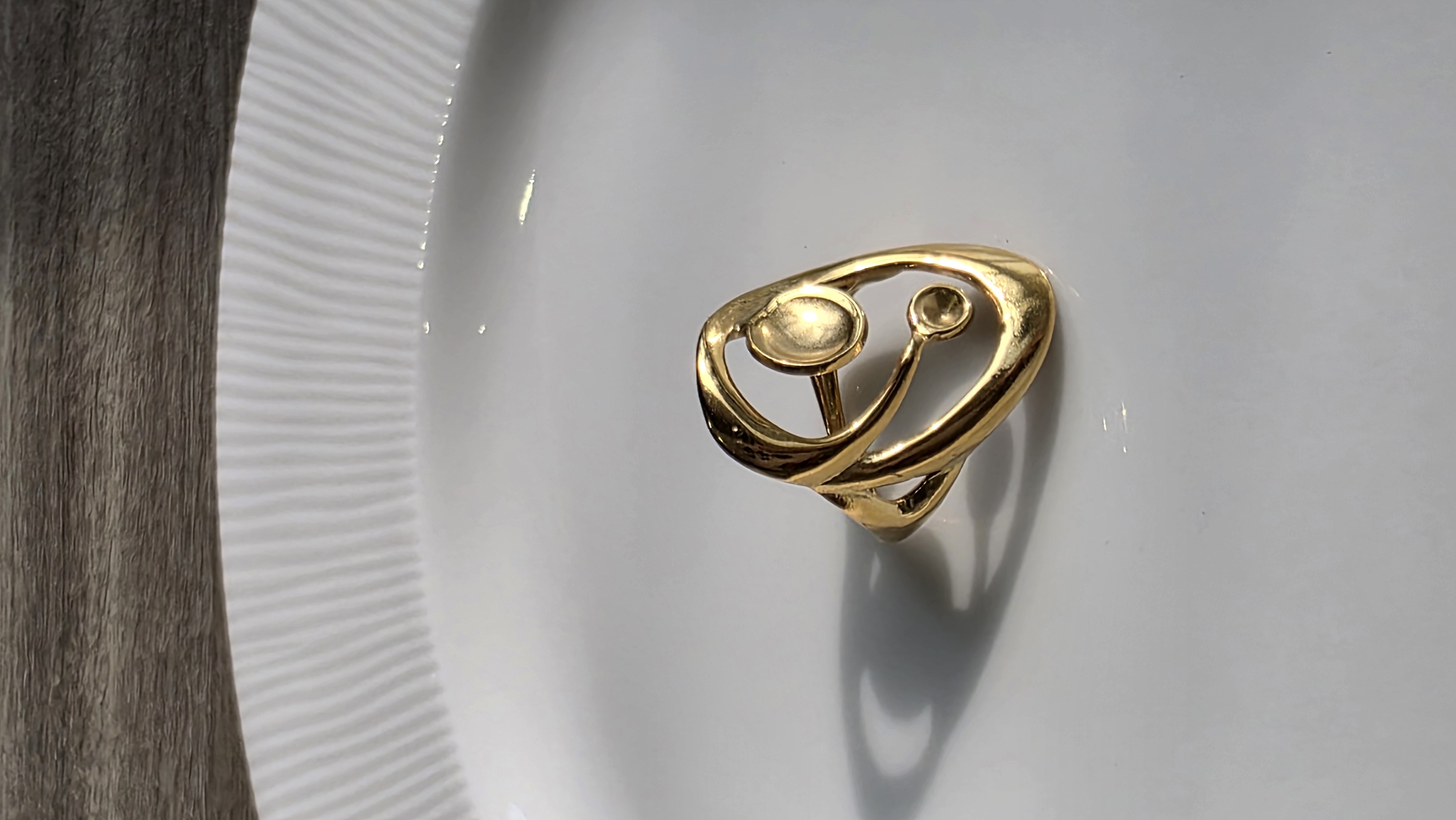 Oval shaped ring