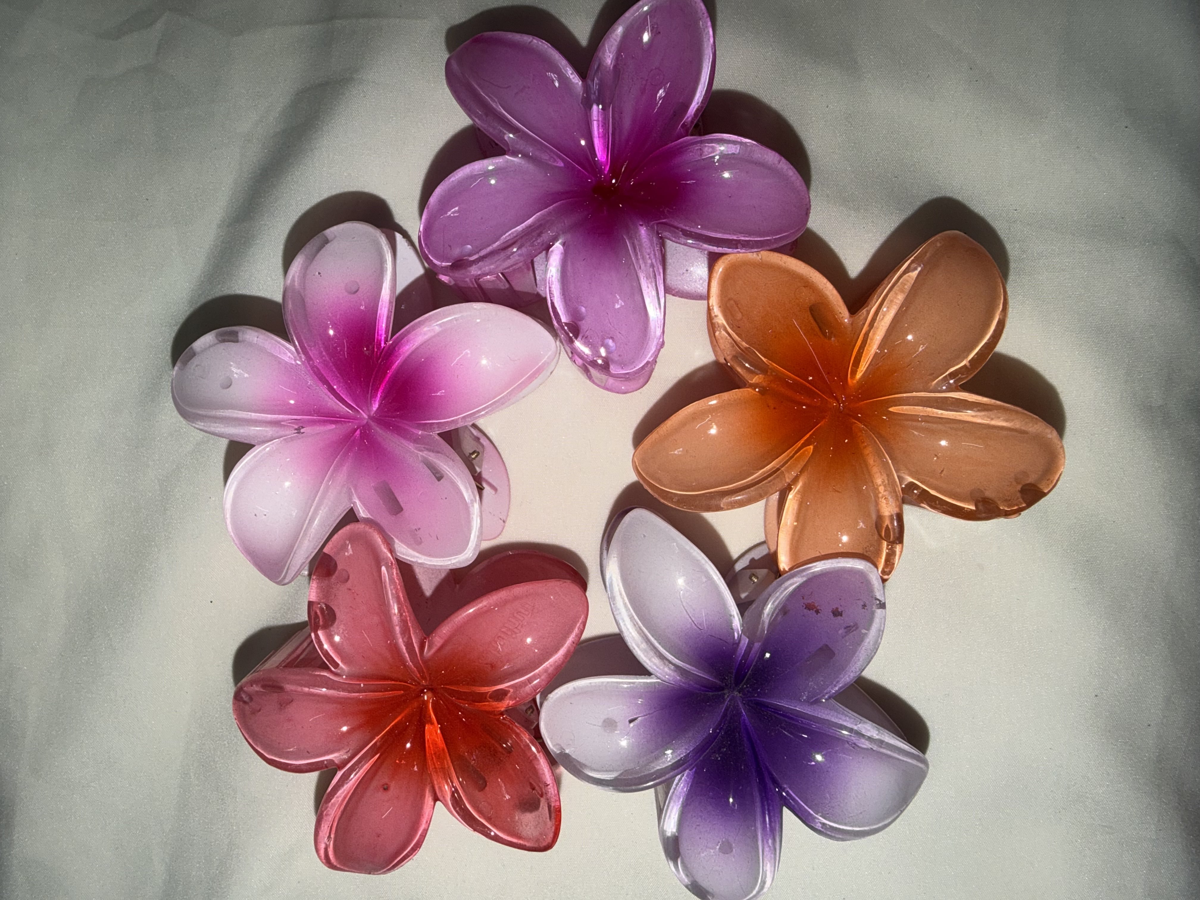 Shaded claw clips