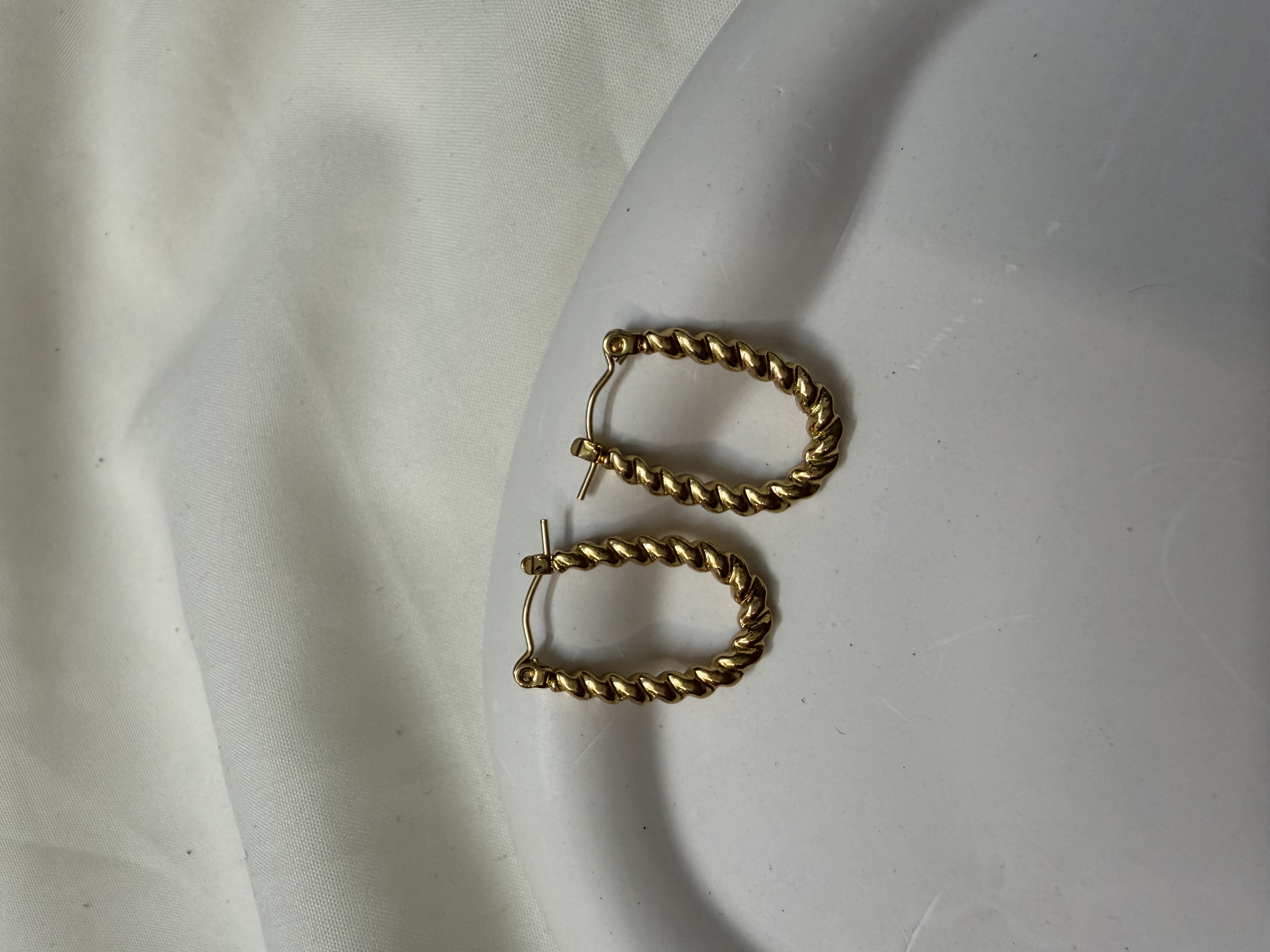 Flattened oval hoops