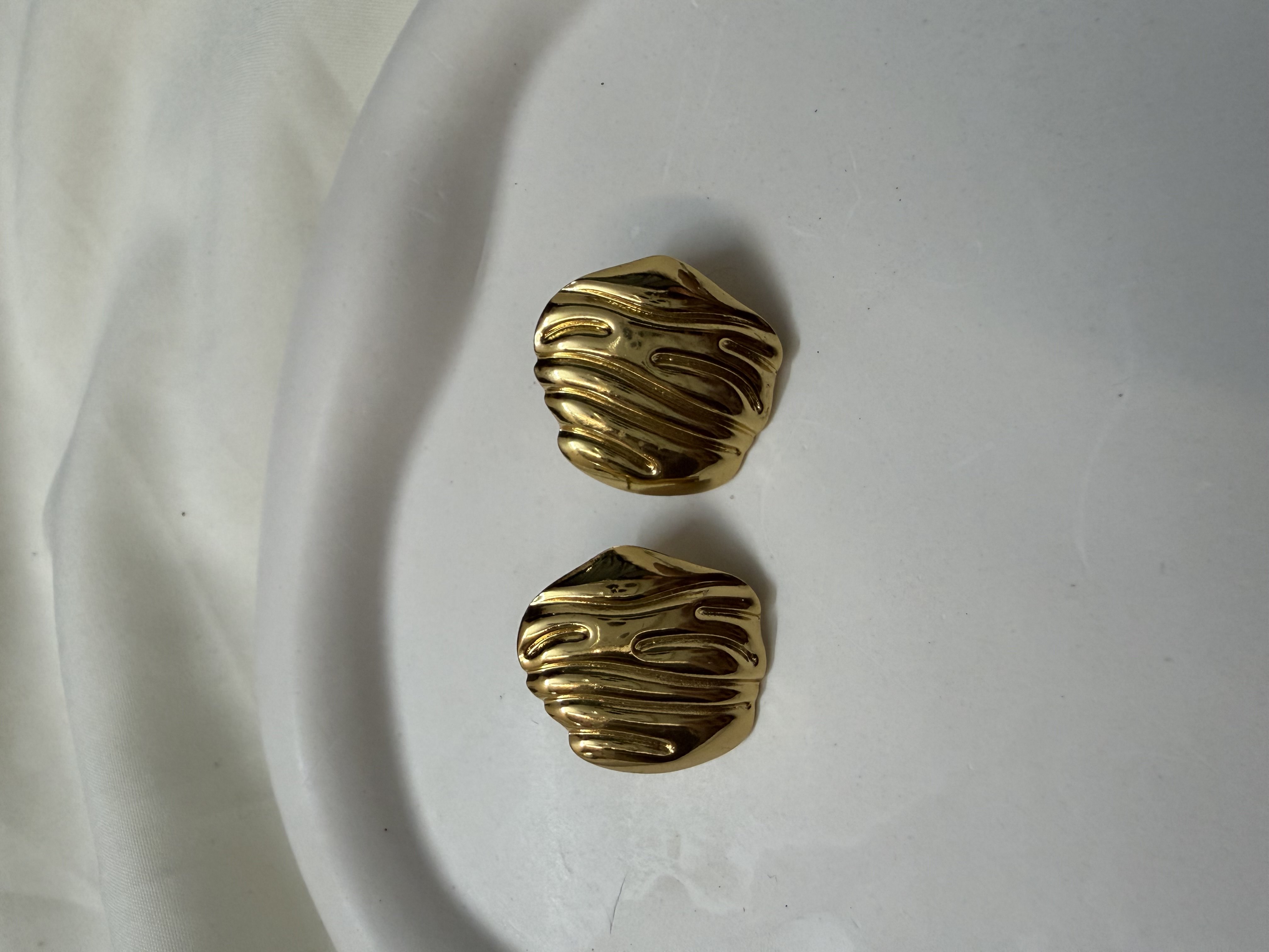 Textured wave studs
