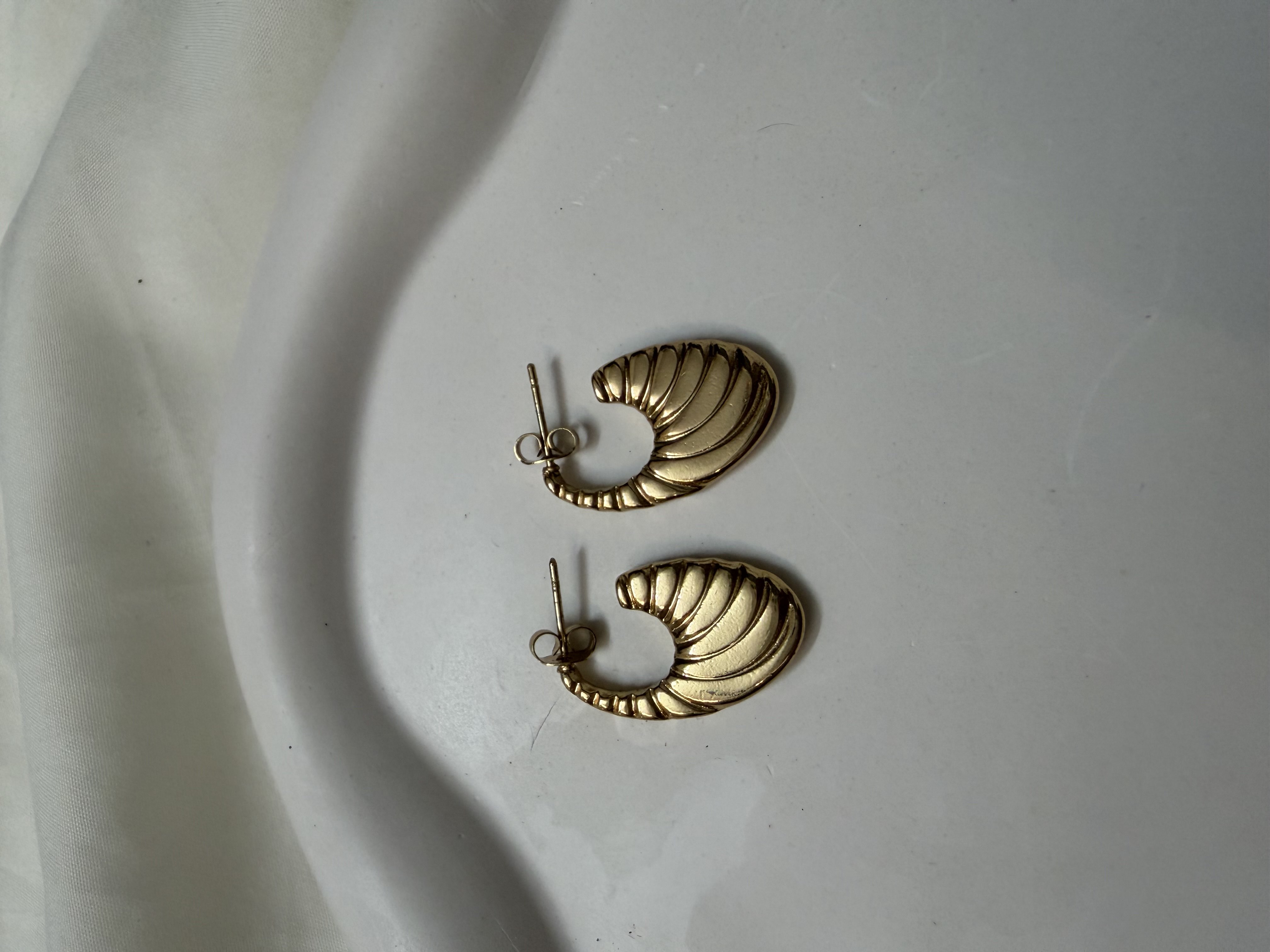 Bold wave ribbed hoops