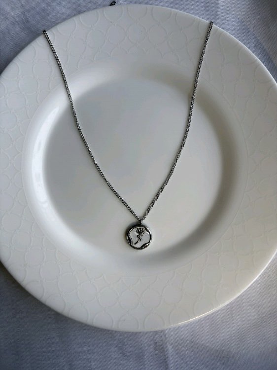 Rose themed pendant (silver)