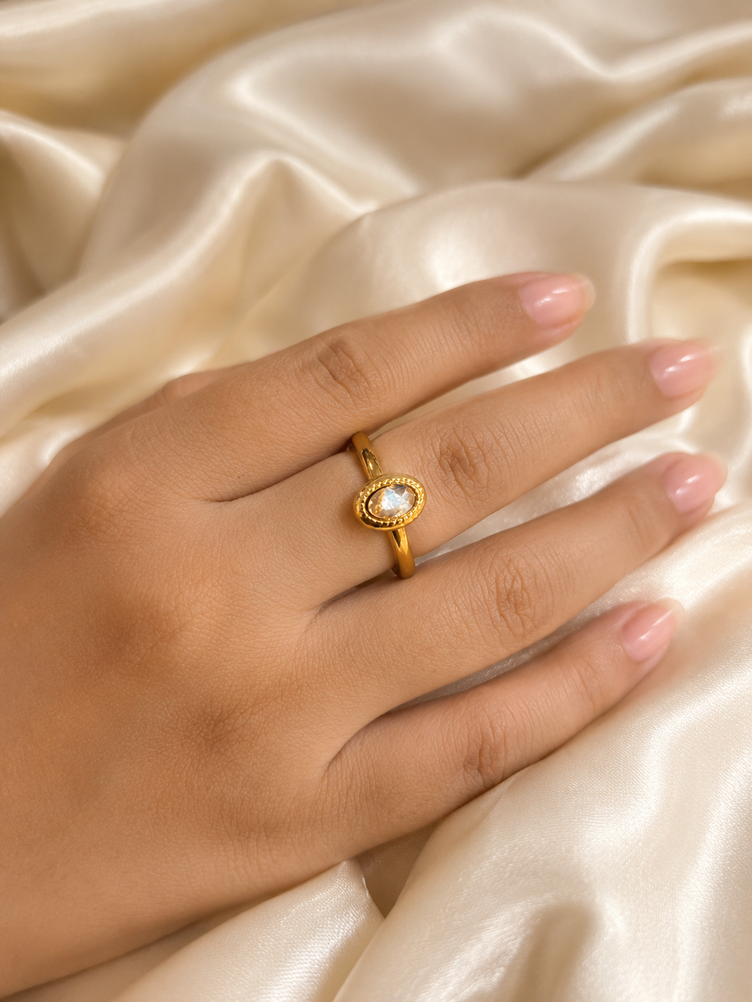 Pure gold vibe stone ring
