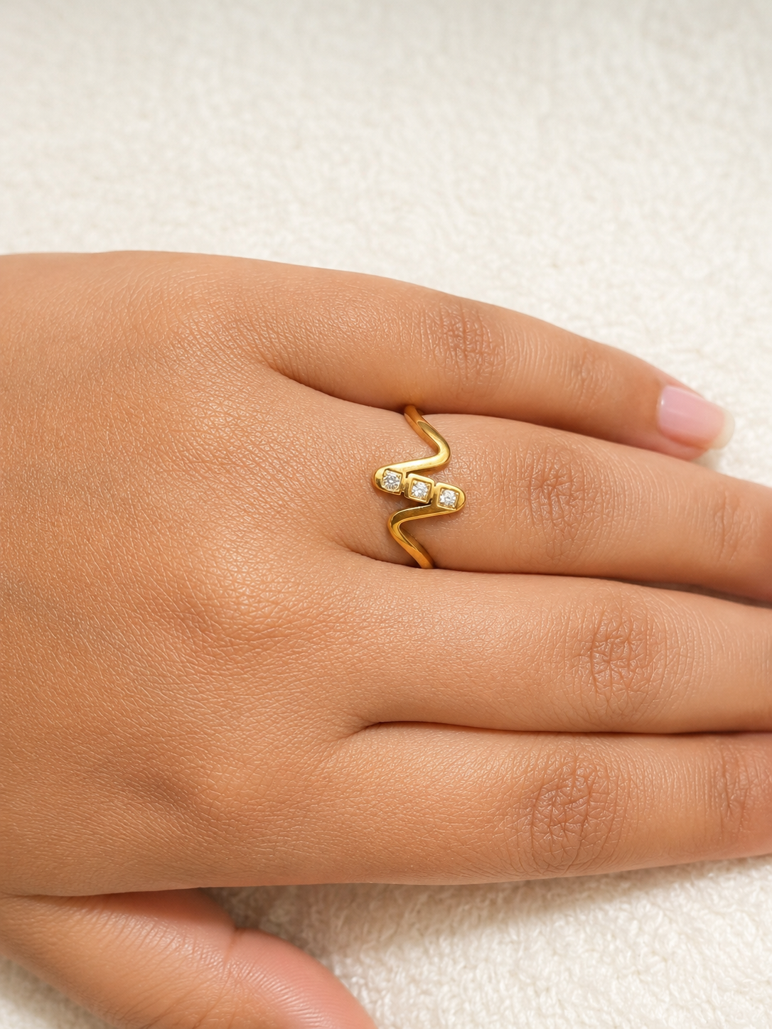 Zigzag sparkle ring