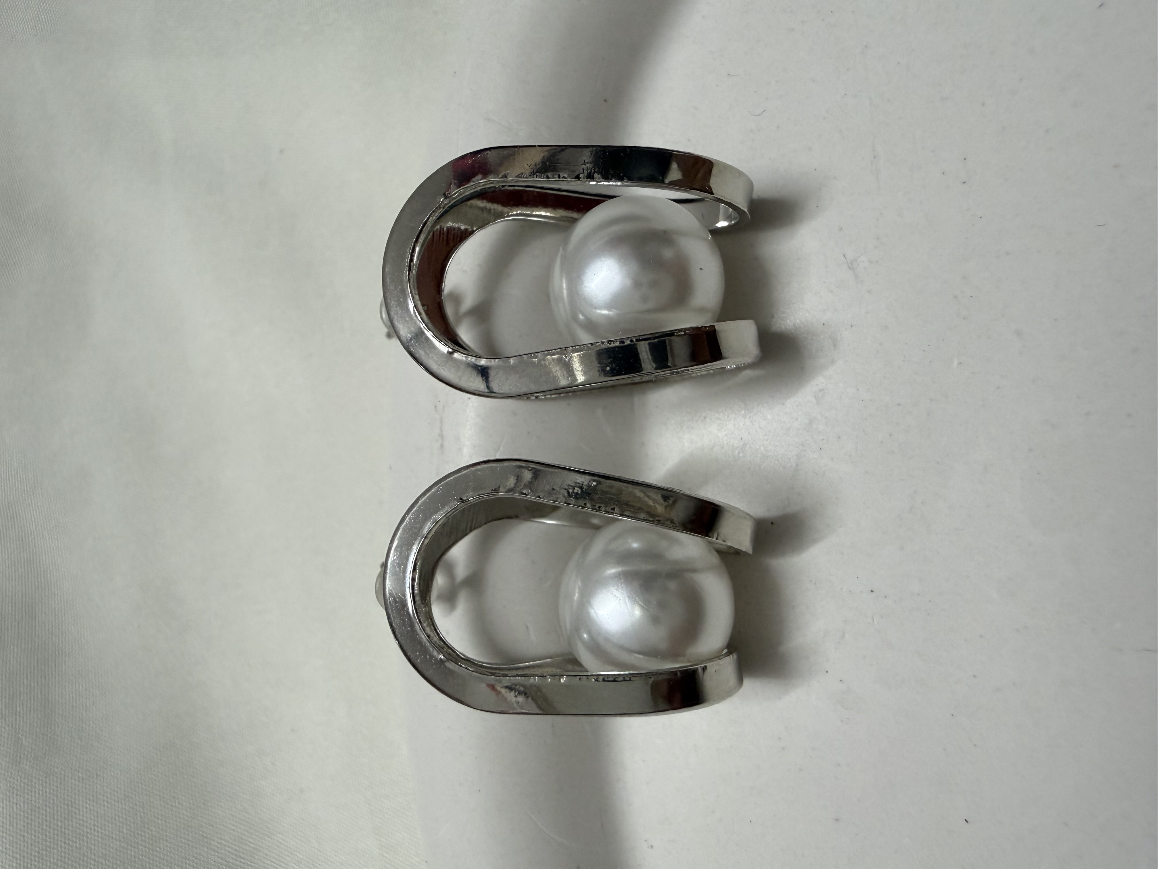 Luna loop dancing pearl earrings