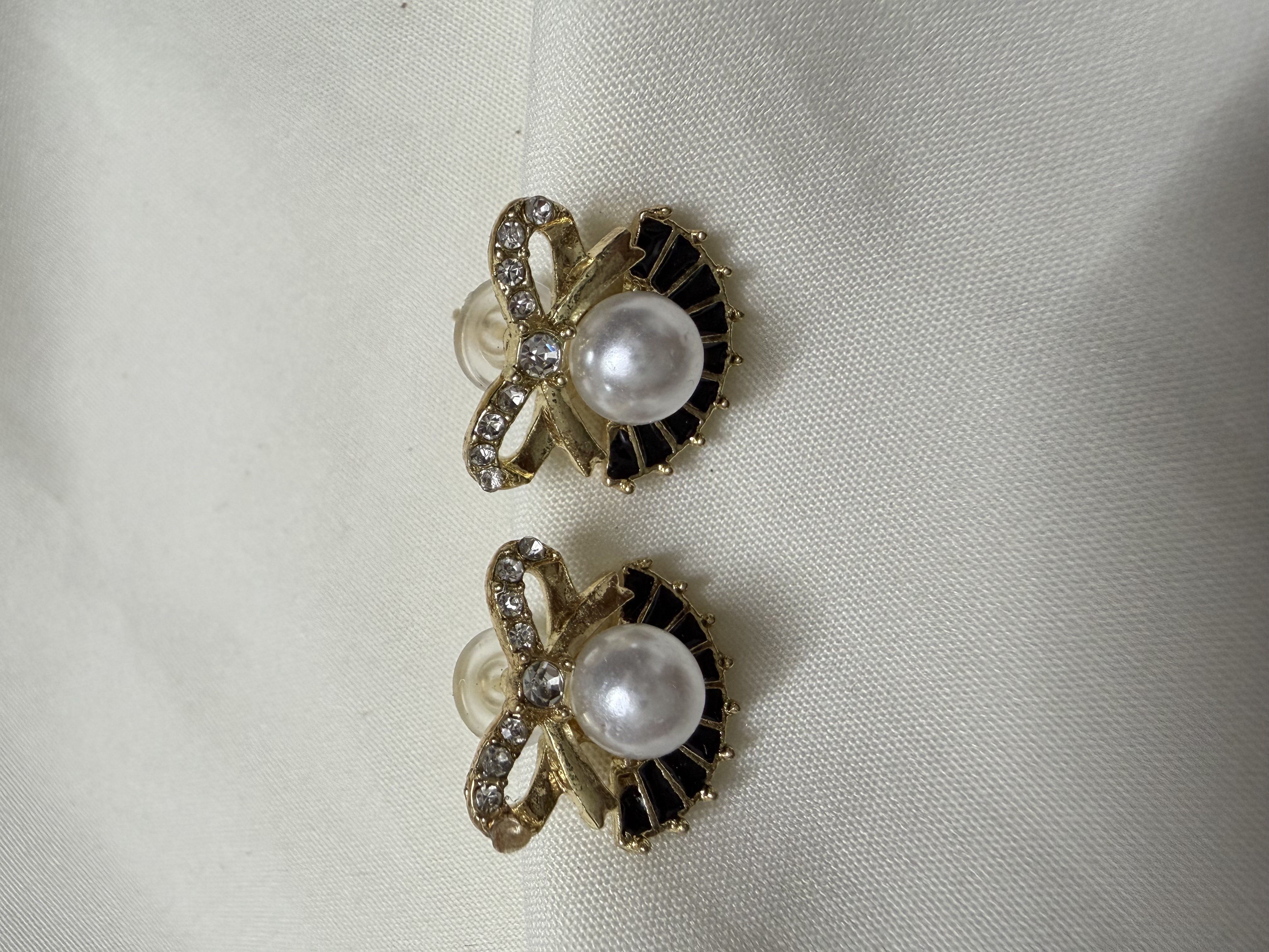 Bow with pearl