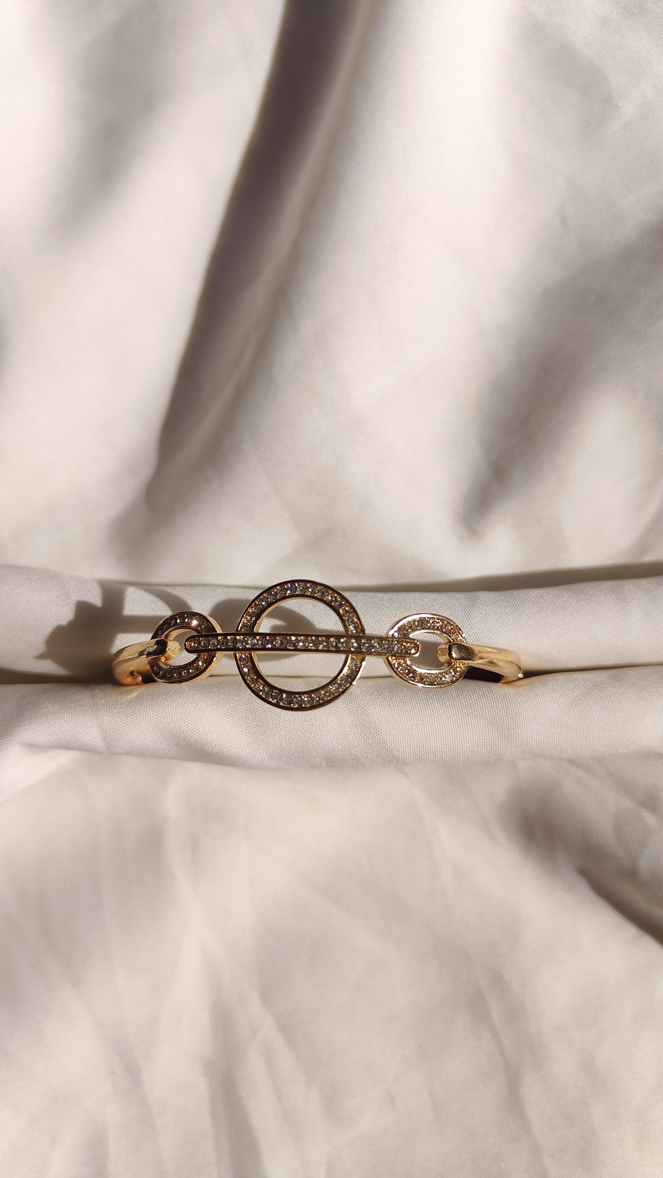 Hollow circle stone studded
