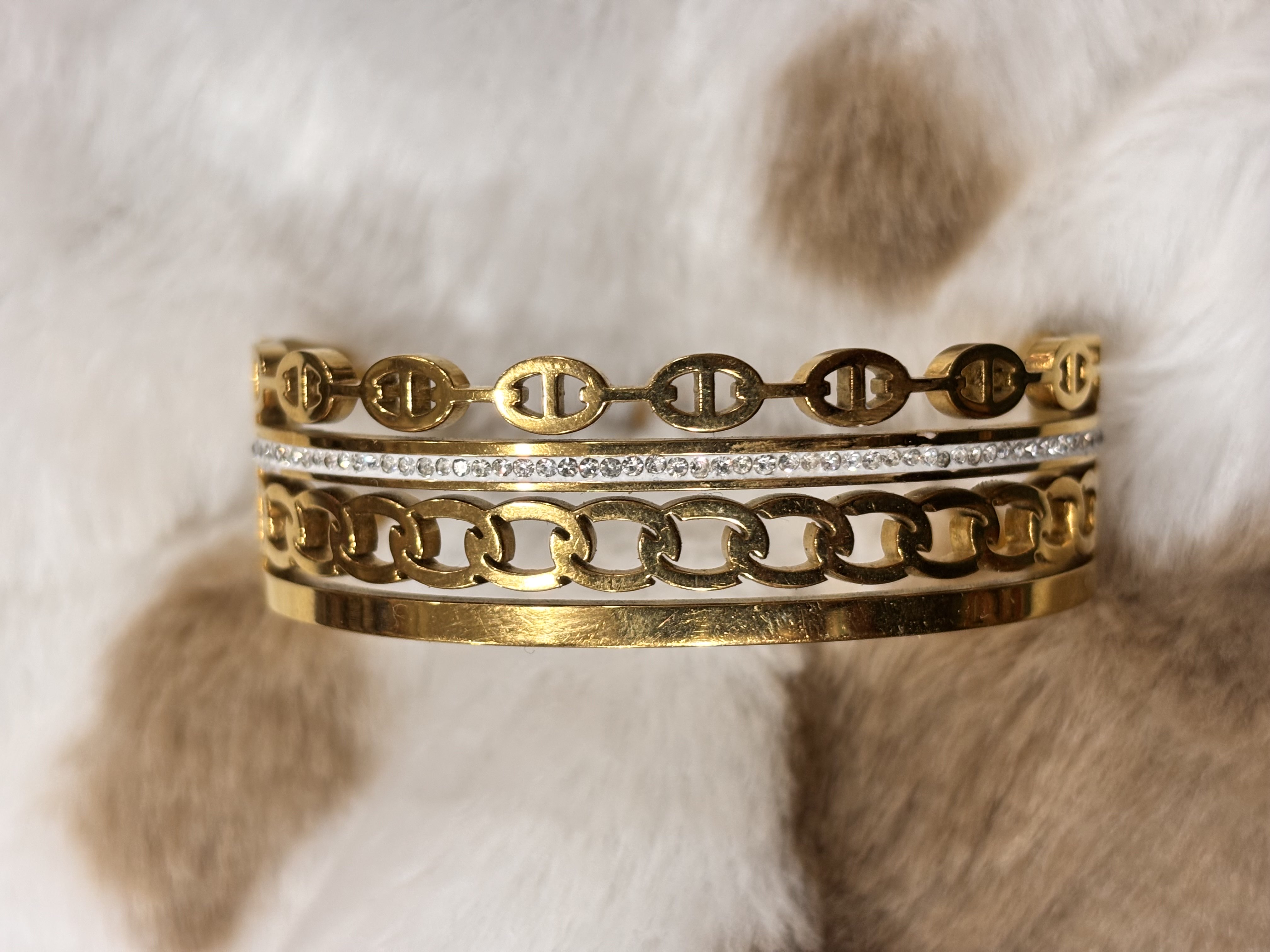 Broad bracelet