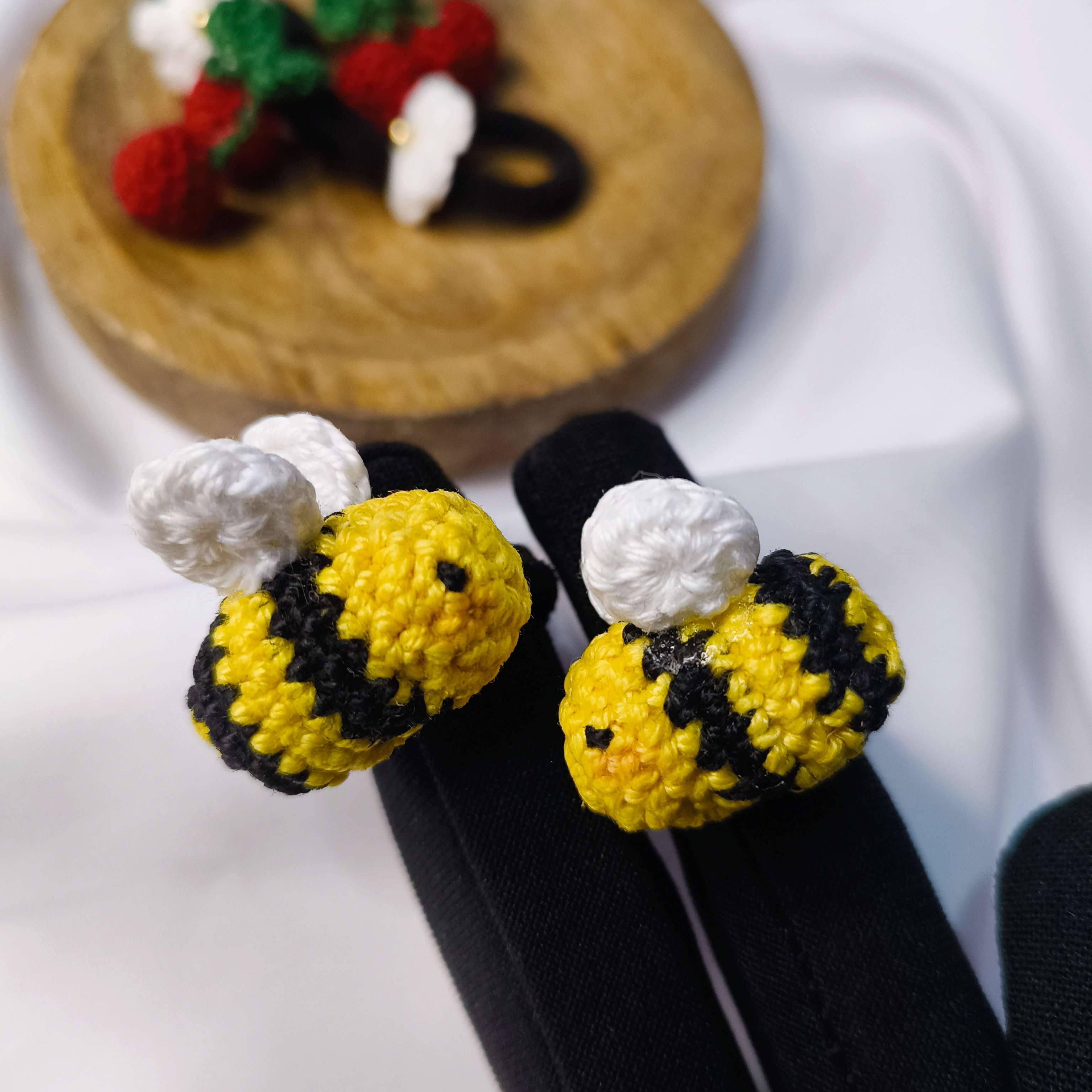 Honey bee hairtie