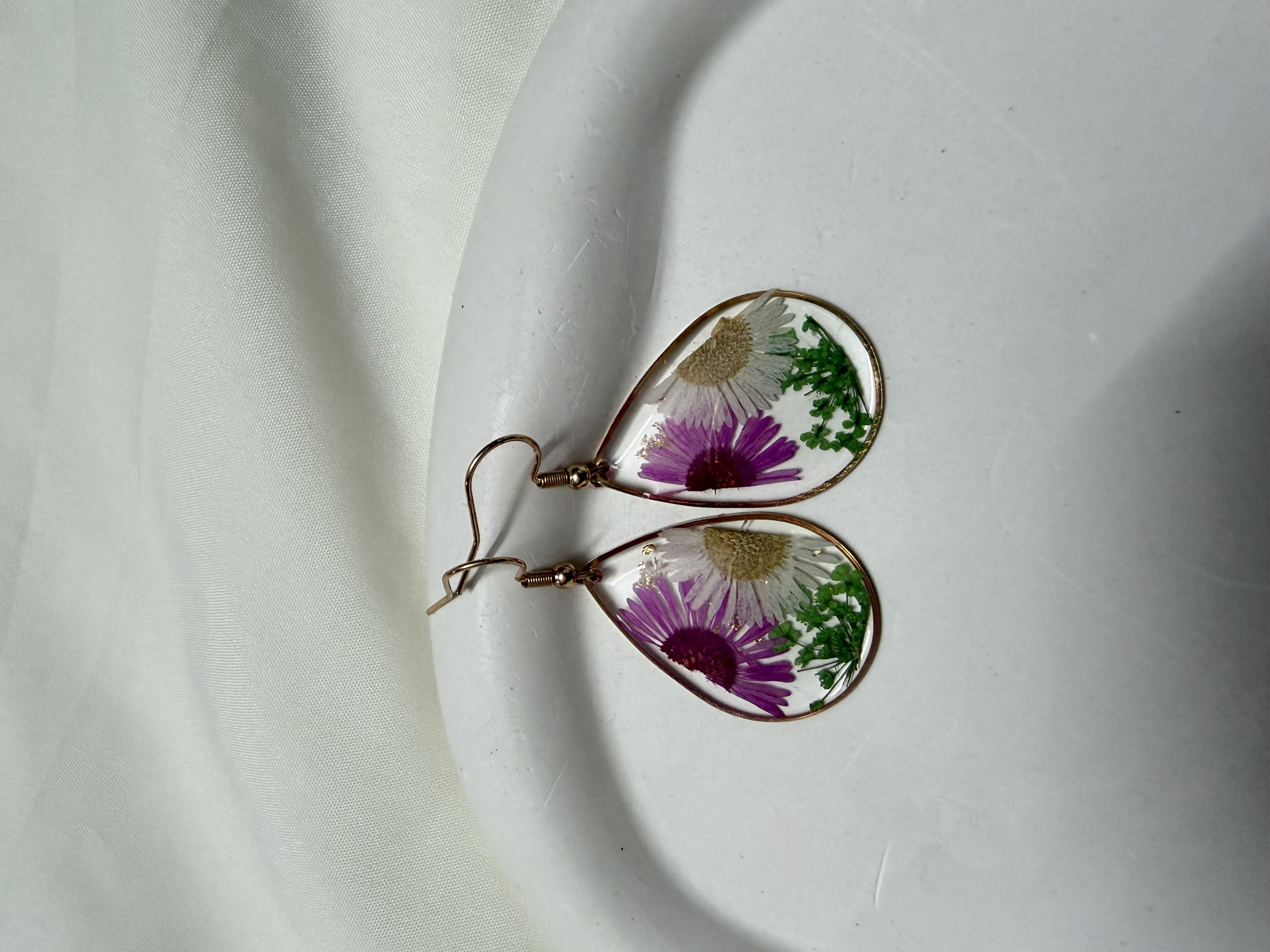 Cottage floral daisy resin earrings