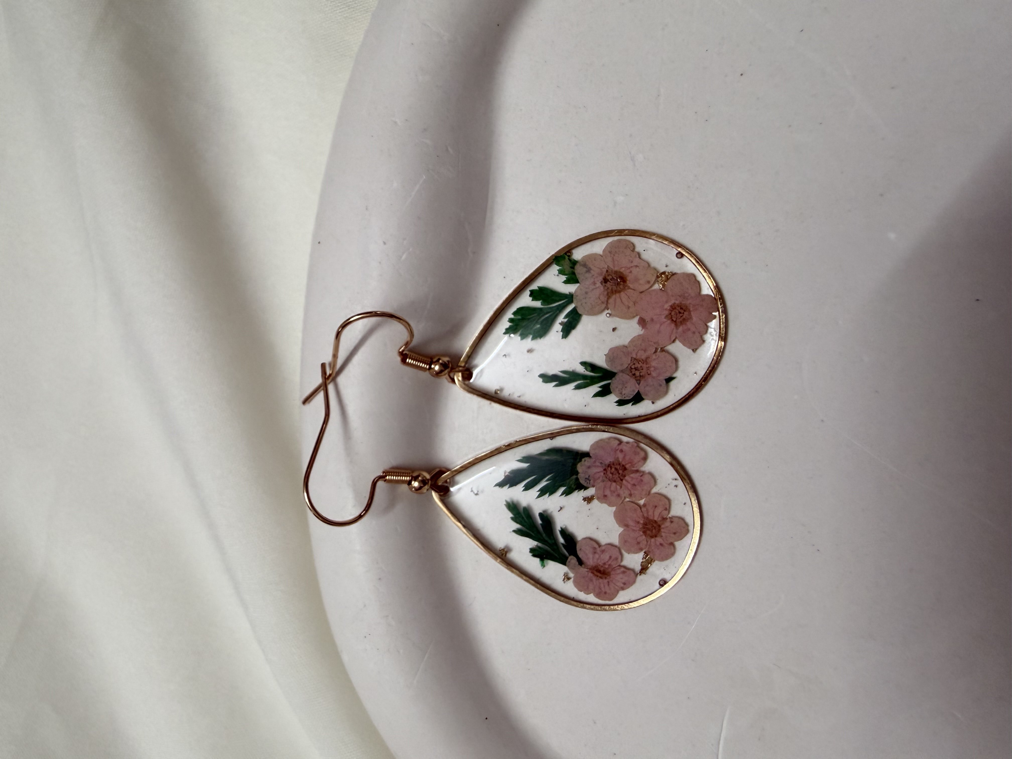 Sweet pink flower resin earrings