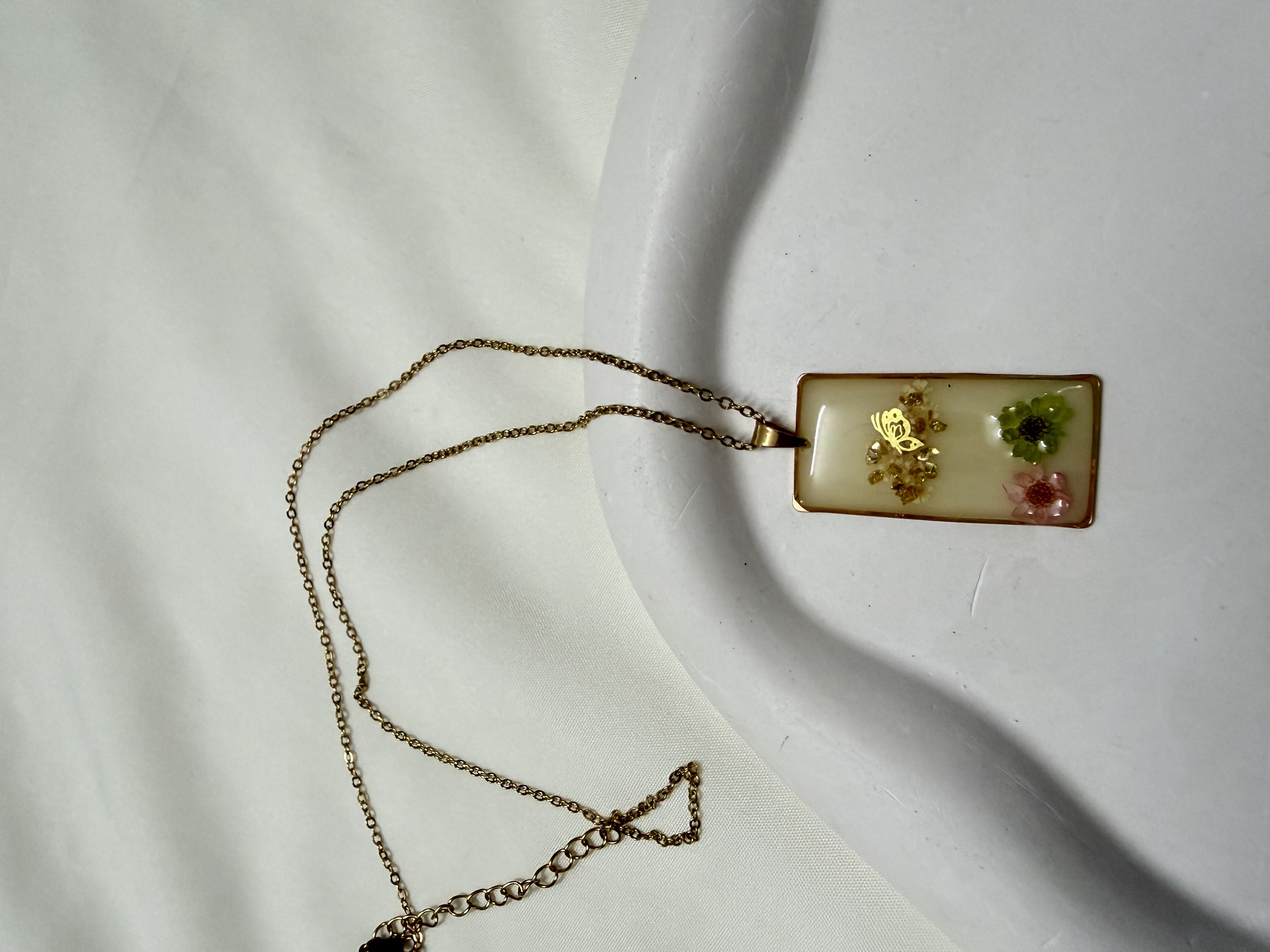 Rectangular shaped resin chain