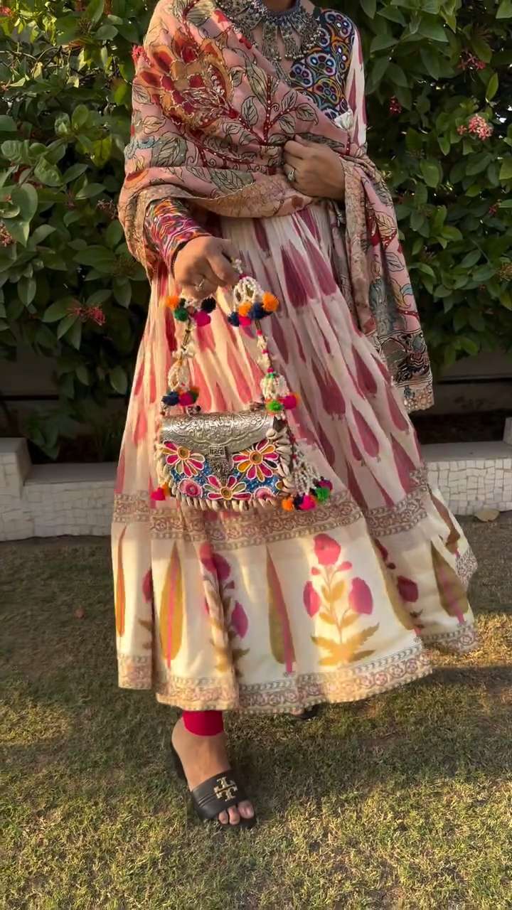 Gulabi Noor Kutchi Clutch